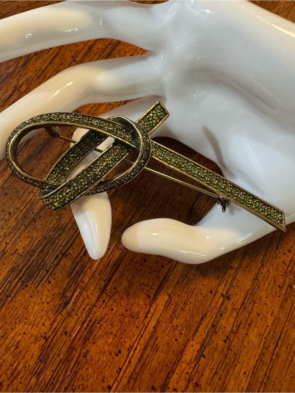 Heidi Daus green crystal knotted ribbon brooch on antiqued gold tone, EUC.